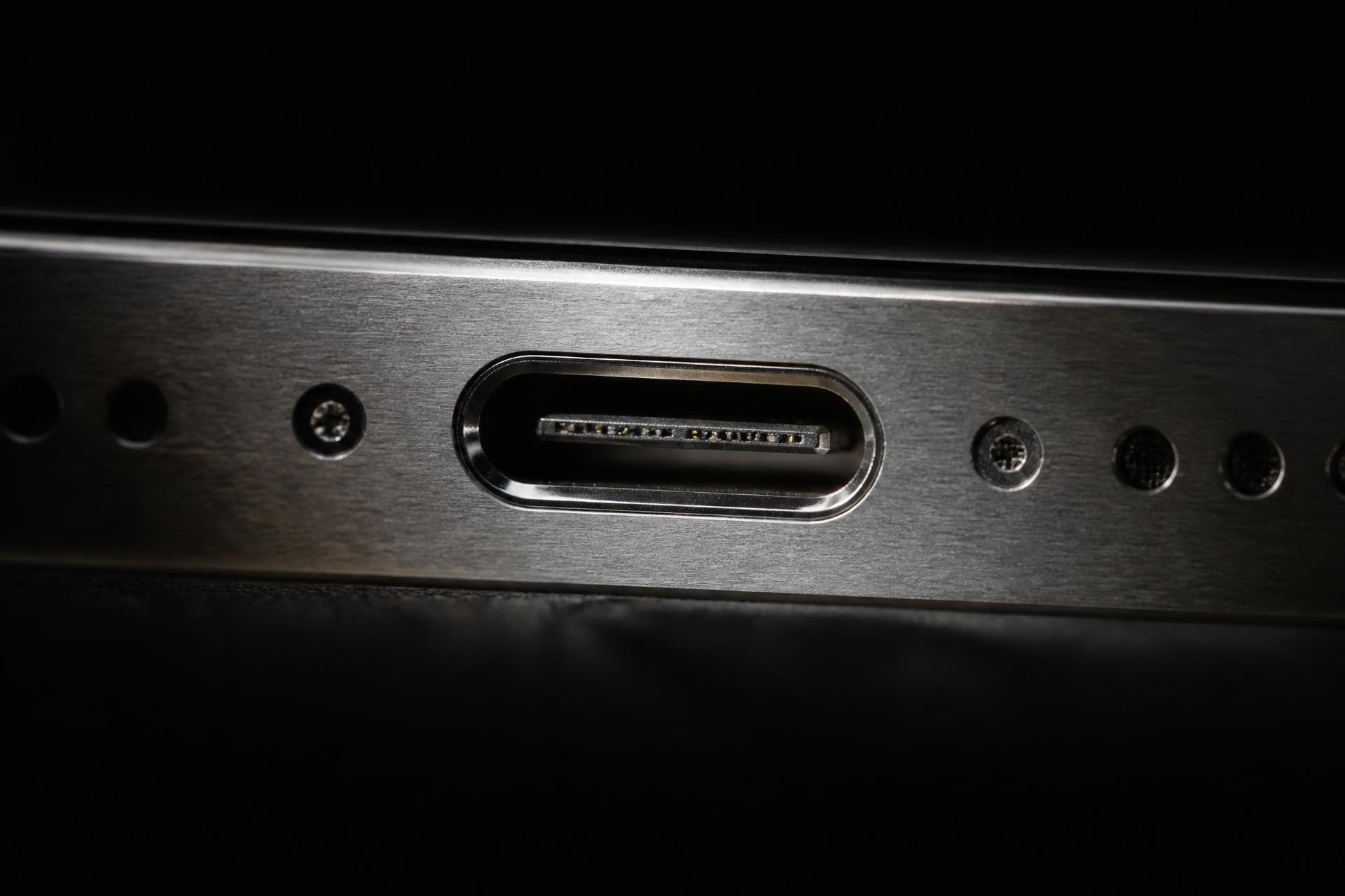 Conector USB-C em titânio
